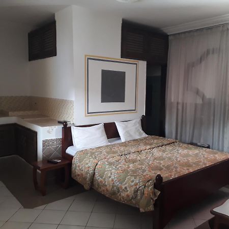 Hotel Residence Seven 7 Abidjan Exteriör bild